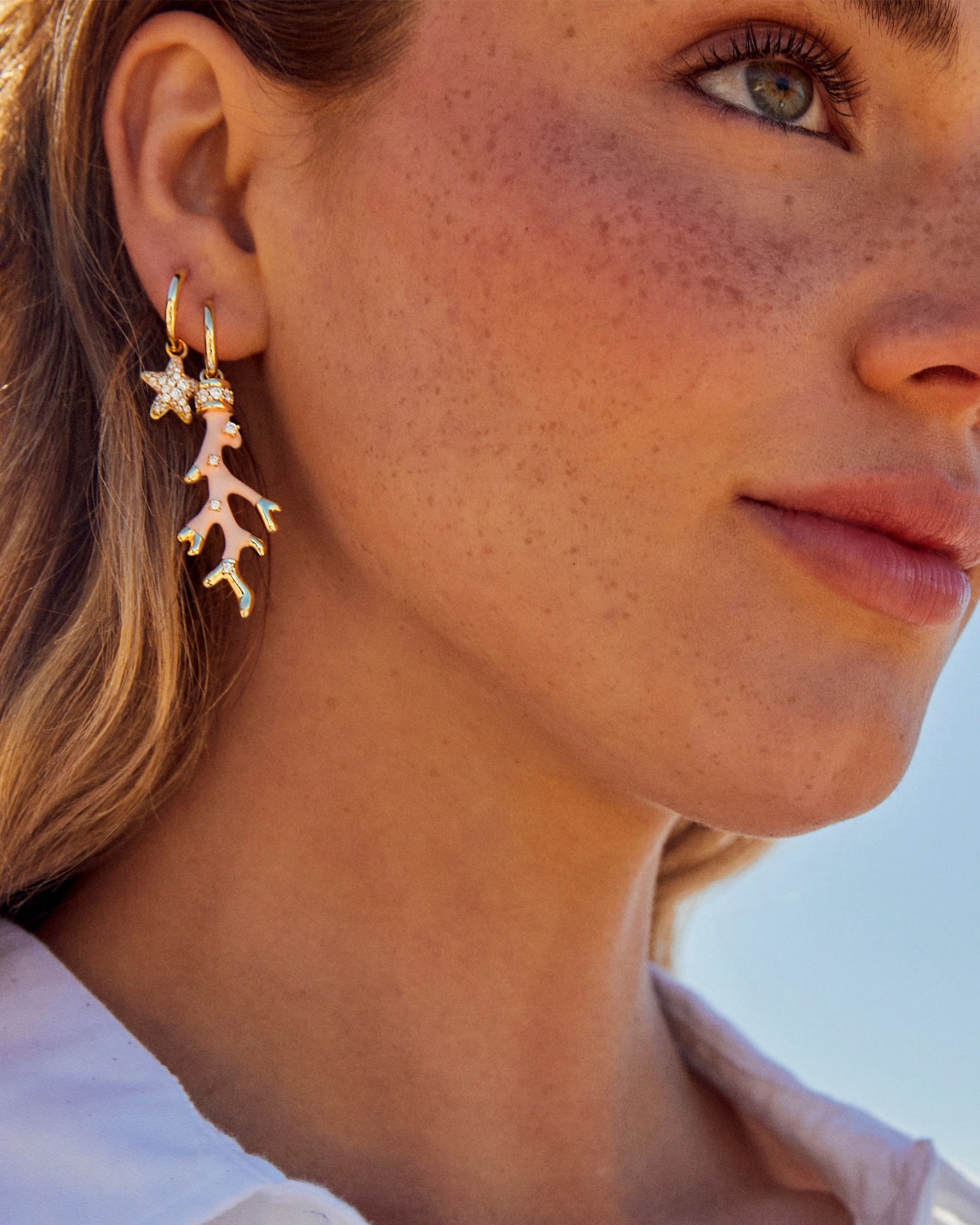 Kendra-Scott-Shea-Huggie-Earrings-Blush-Enamel-Gold-00-1