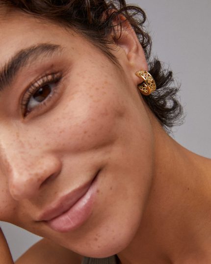 Kelly Huggie Earrings in Gold